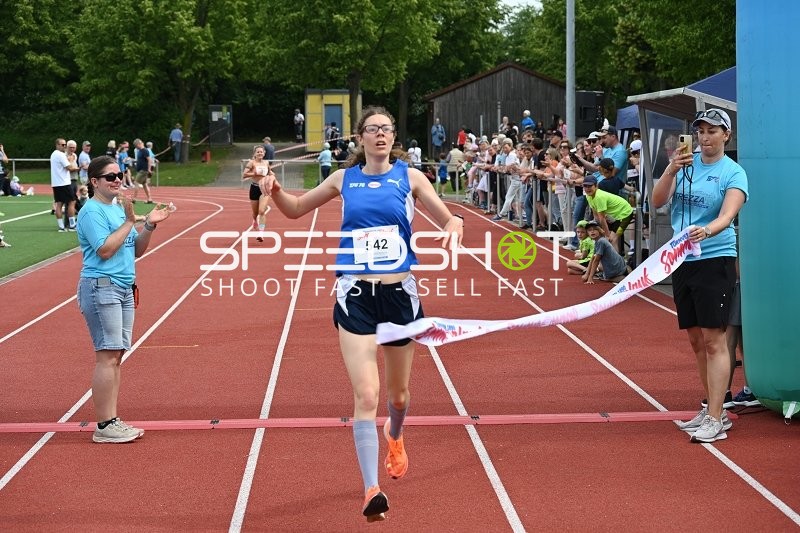 Läuferin erreicht Ziellinie