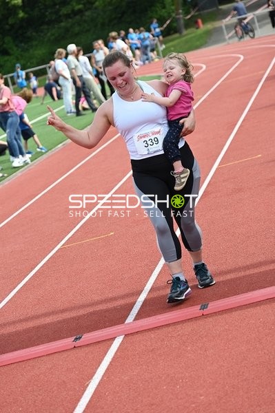 Teilnehmerin läuft mit Kind