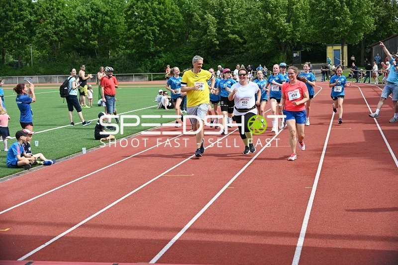 Gemeinsamer Lauf beim TVE Sommerlauf Edingen 2025