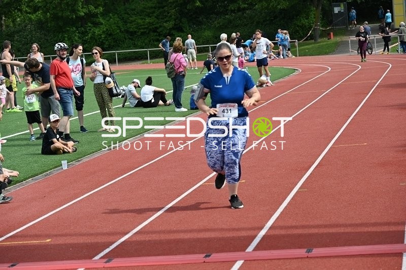 Läuferin mit Startnummer 431 auf der Bahn