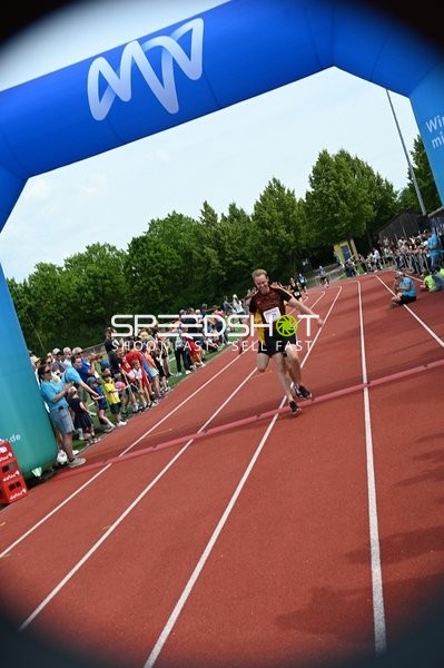 Läufer überquert Ziellinie