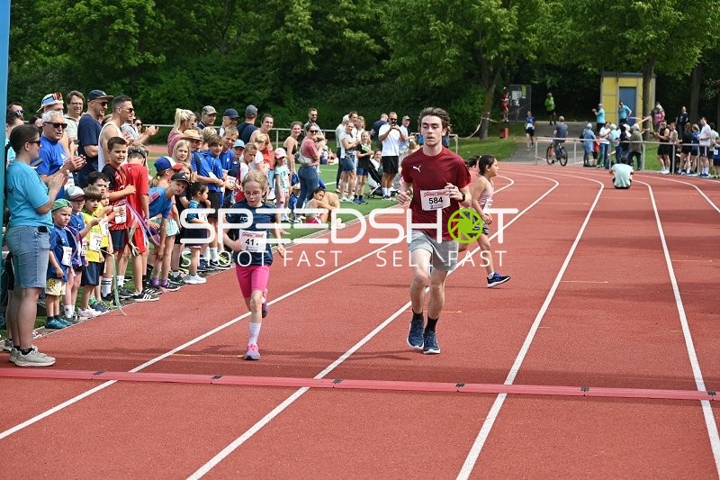 Läufer überqueren Ziellinie