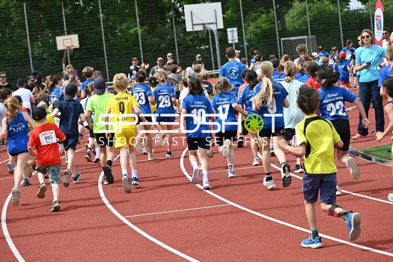 Kinder laufen beim TVE Sommerlauf