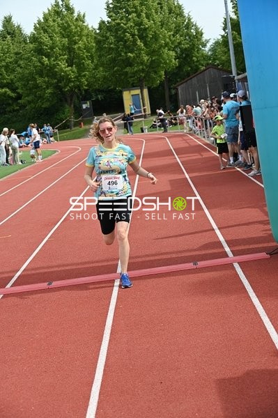 Läuferin überquert Ziellinie