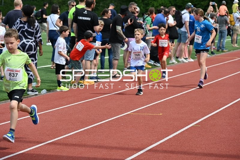 Kinder laufen beim TVE Sommerlauf
