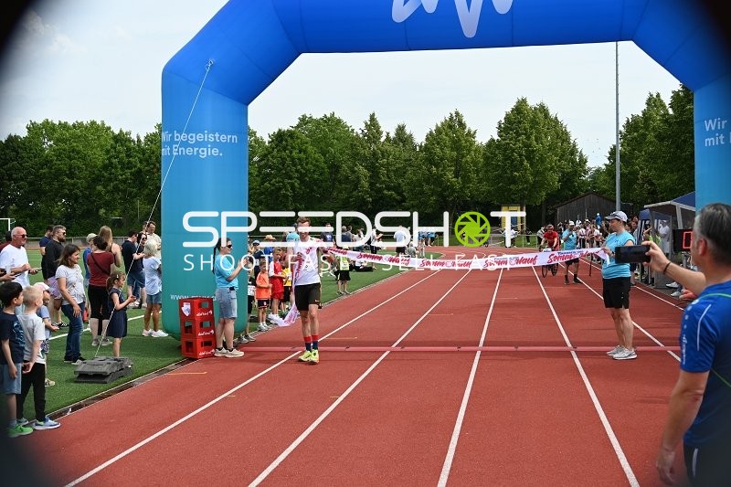 Erster Läufer überquert Ziellinie