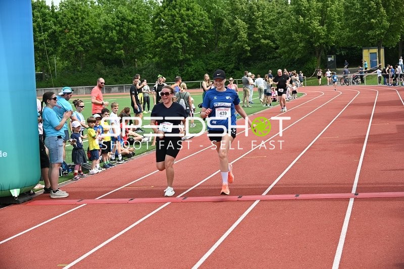 Gemeinsames Zieleinlaufen beim Sommerlauf
