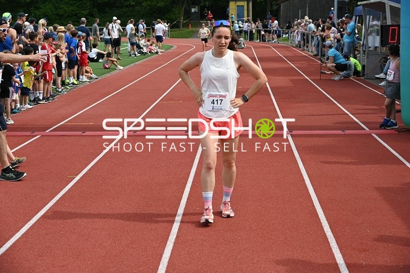 Läuferin erreicht Ziel beim TVE Sommerlauf Edingen