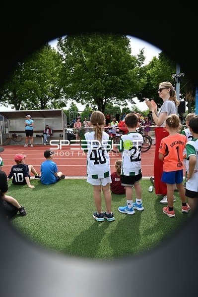 Kinder am Spielfeldrand
