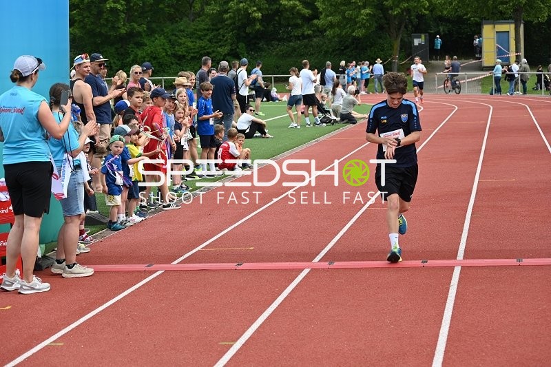 Läufer überquert Ziellinie