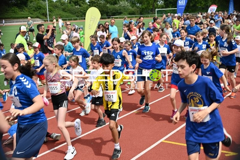 Gemeinsamer Laufstart beim TVE Sommerlauf