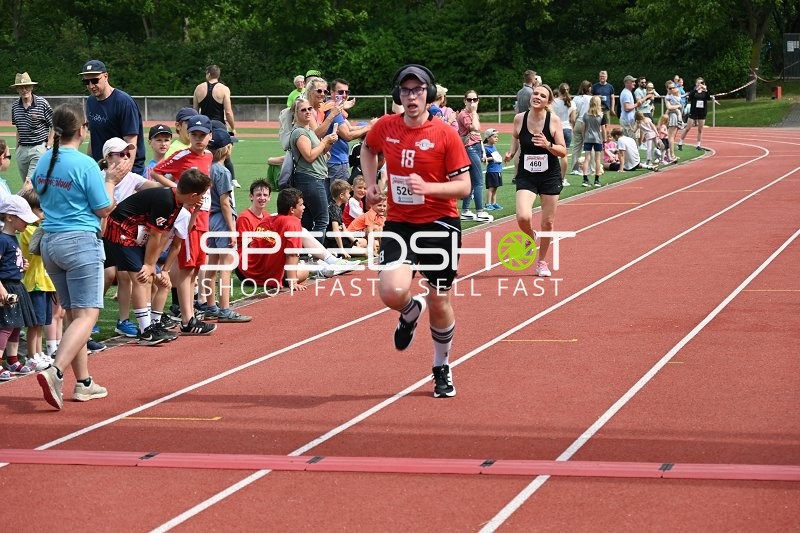 Läufer erreichen Ziellinie