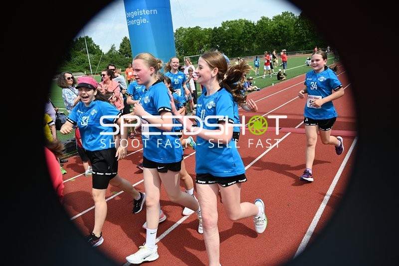 Gemeinsamer Lauf junger Athletinnen