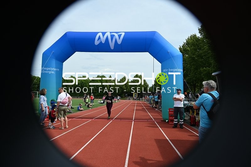 Läuferin läuft ins Ziel