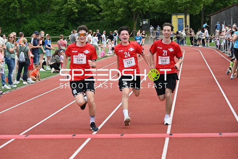 Gemeinsamer Zieleinlauf beim TVE Sommerlauf Edingen