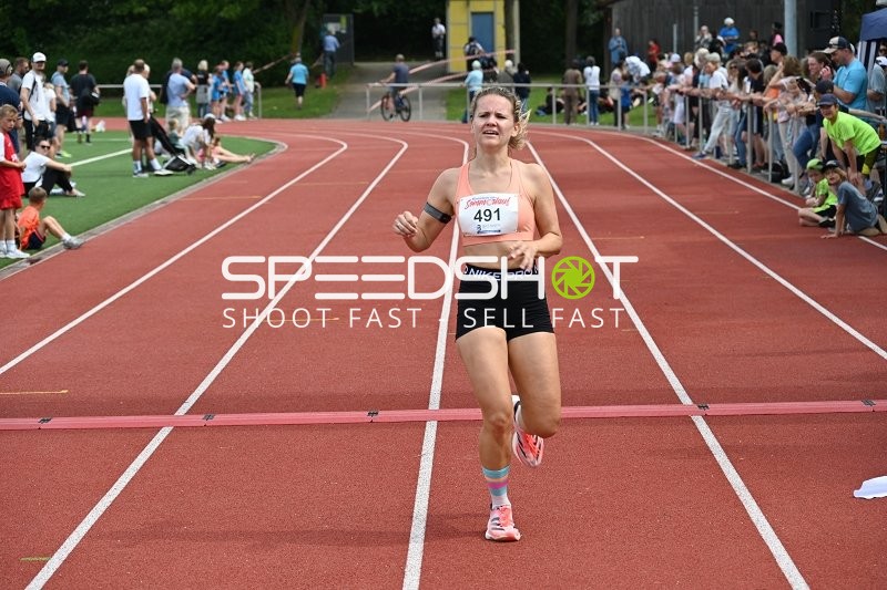 Läuferin überquert Ziellinie