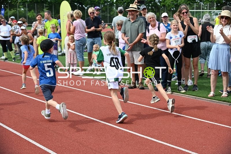 Kinder laufen beim TVE Sommerlauf