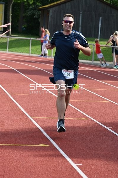 Läufer mit Startnummer 250 auf der Bahn