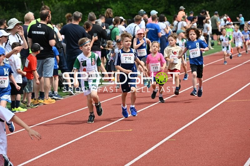 Kinder laufen beim TVE Sommerlauf