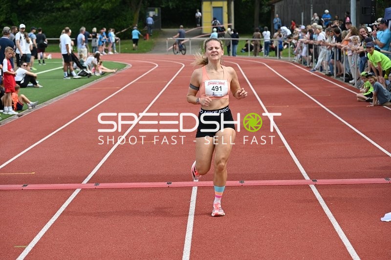 Läuferin überquert Ziellinie