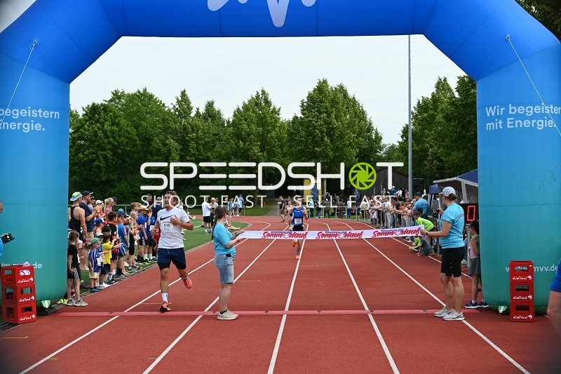 Läufer erreichen Zielband