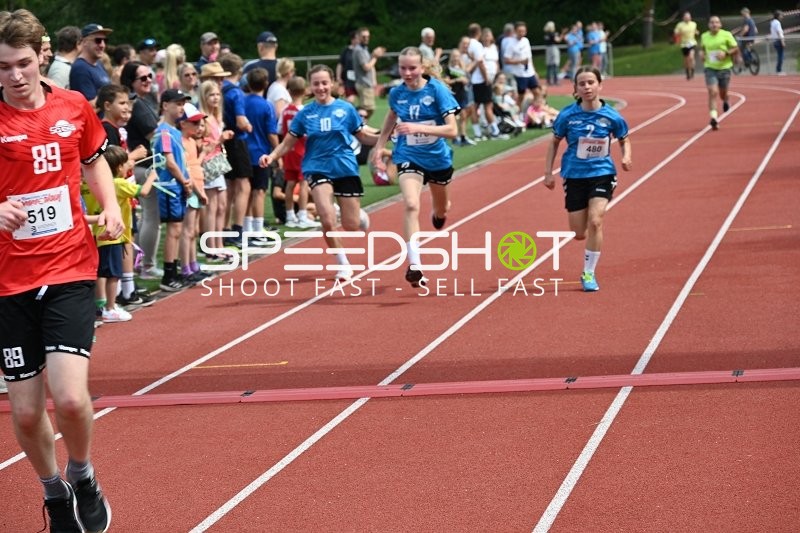 Läuferinnen und Läufer auf der Bahn