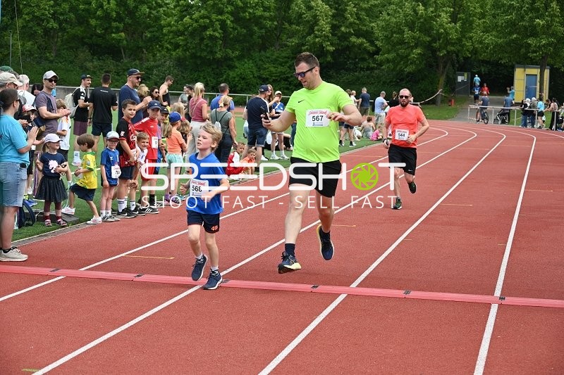 Läufer überqueren Ziellinie