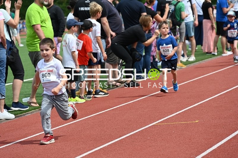 Kinder laufen beim TVE Sommerlauf