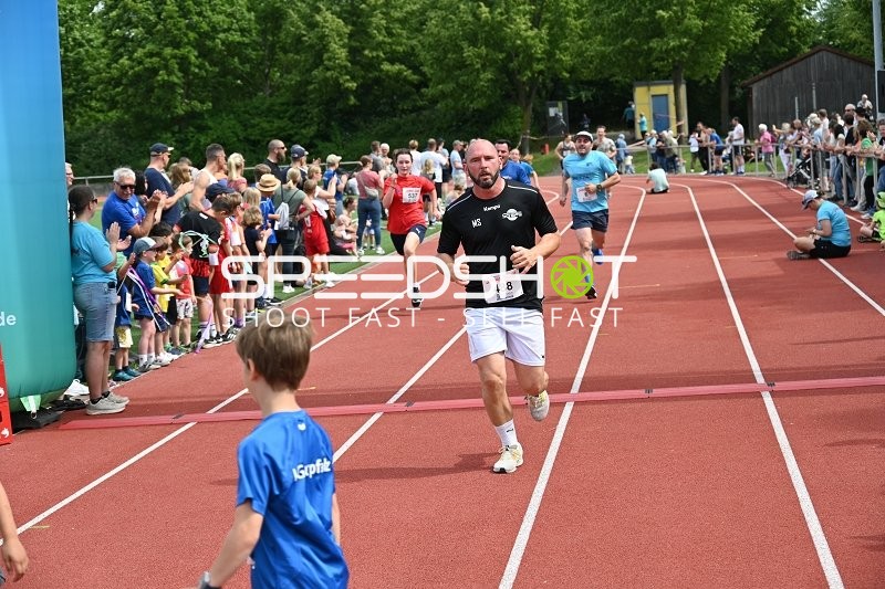 Teilnehmer {null_488} überquert Ziellinie