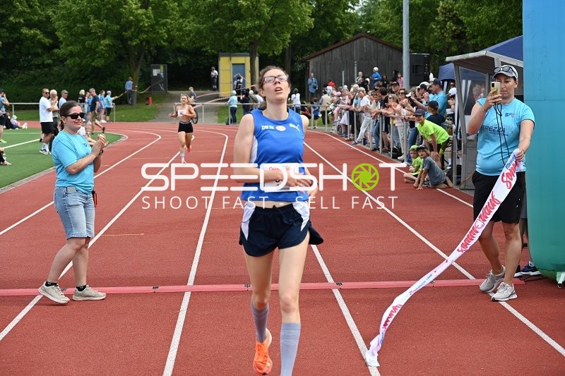 Läuferin erreicht Ziel