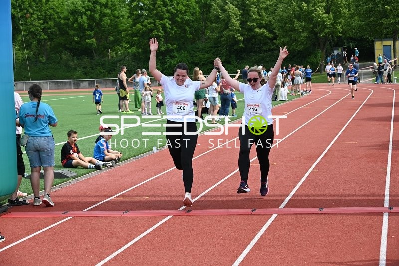 Gemeinsamer Zieleinlauf beim TVE Sommerlauf