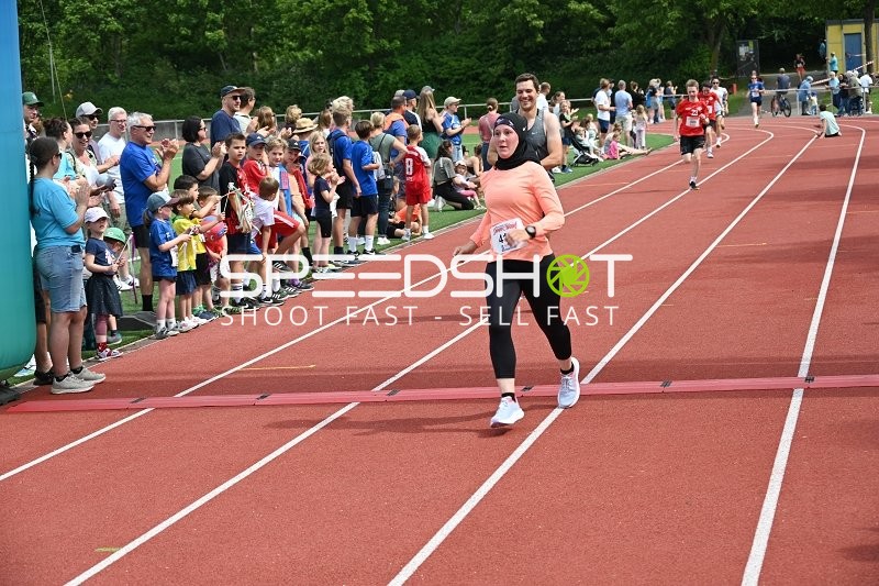 Läuferin überquert Ziellinie
