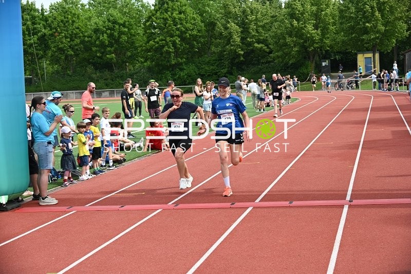 Gemeinsames Zieleinlaufen beim TVE Sommerlauf