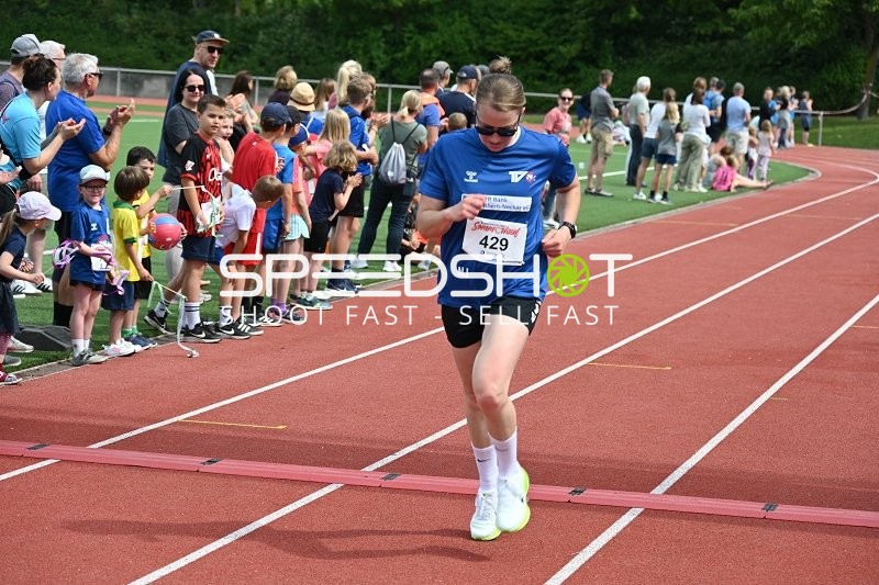 Läufer überquert Ziellinie