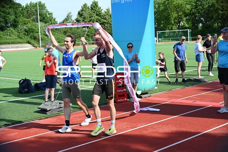 Gemeinsamer Zieleinlauf beim TVE Sommerlauf