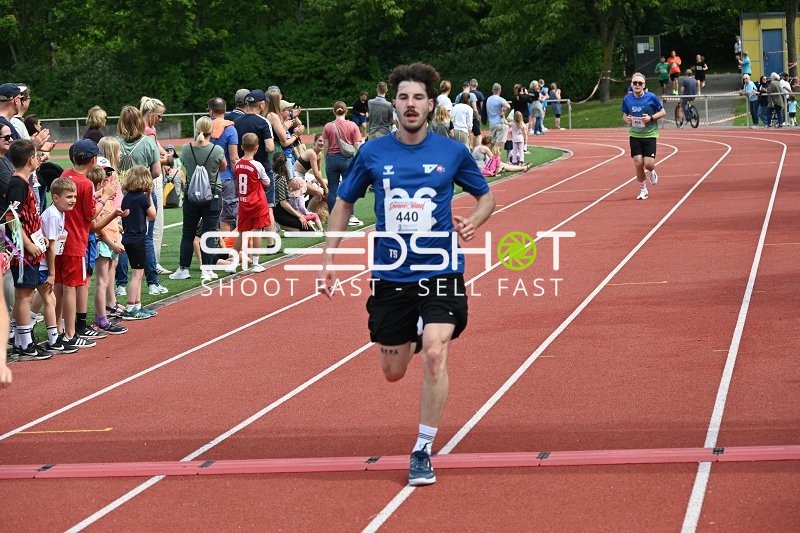 Läufer überquert Ziellinie