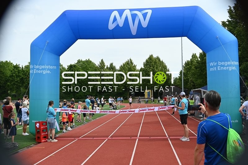 Läufer erreicht Zielband