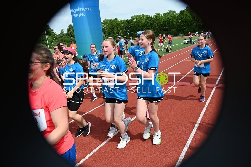 Läuferinnen auf der Bahn