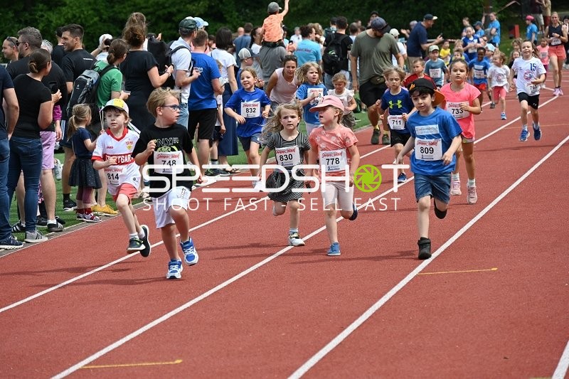 Kinder laufen beim TVE Sommerlauf