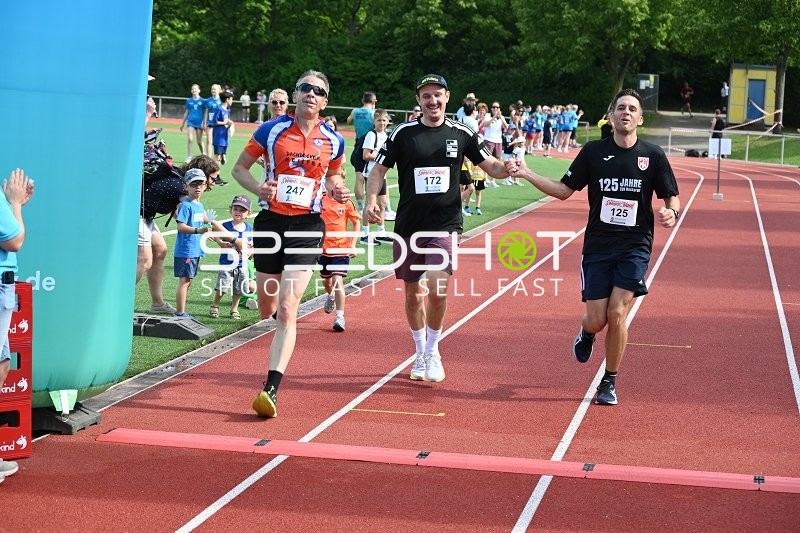 Gemeinsamer Zieleinlauf TVE Sommerlauf