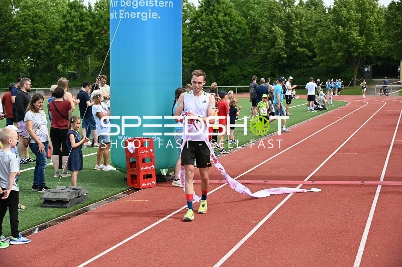 Läufer überquert Ziellinie