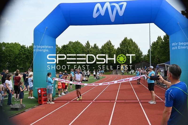 Läufer erreicht Ziellinie