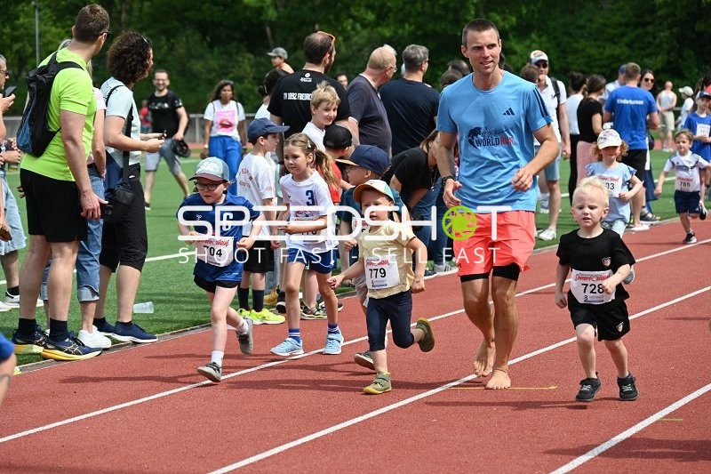 Kinder laufen beim TVE Sommerlauf