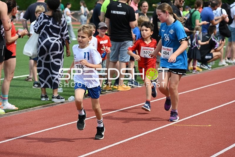 Kinder laufen beim TVE Sommerlauf