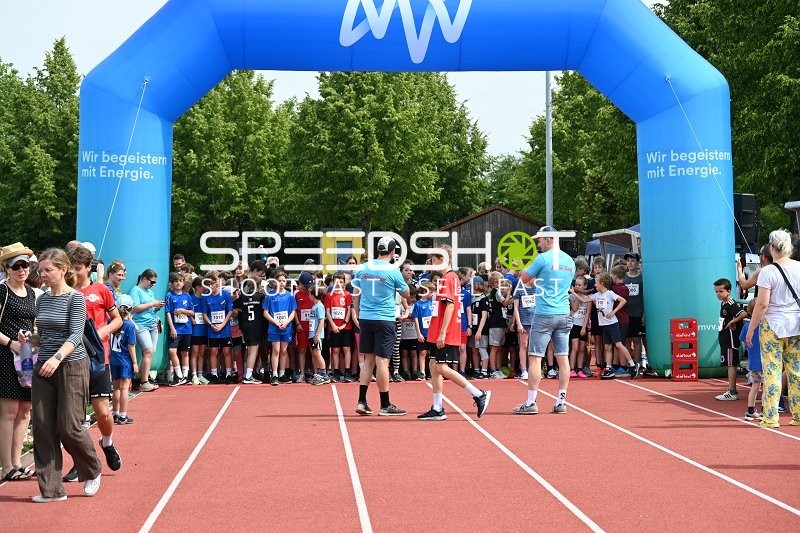 Kinder am Startbogen