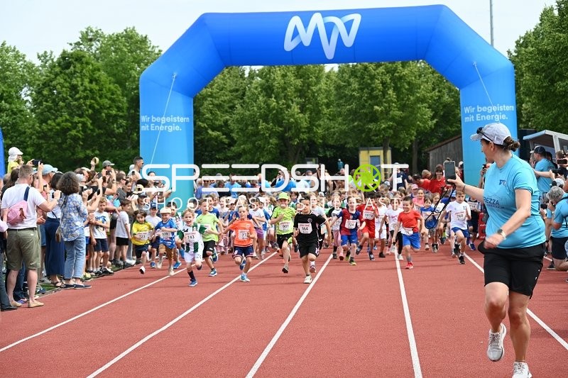 Kinder starten Lauf