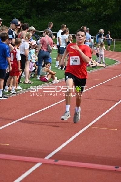 Läufer mit Startnummer 580 auf der Bahn