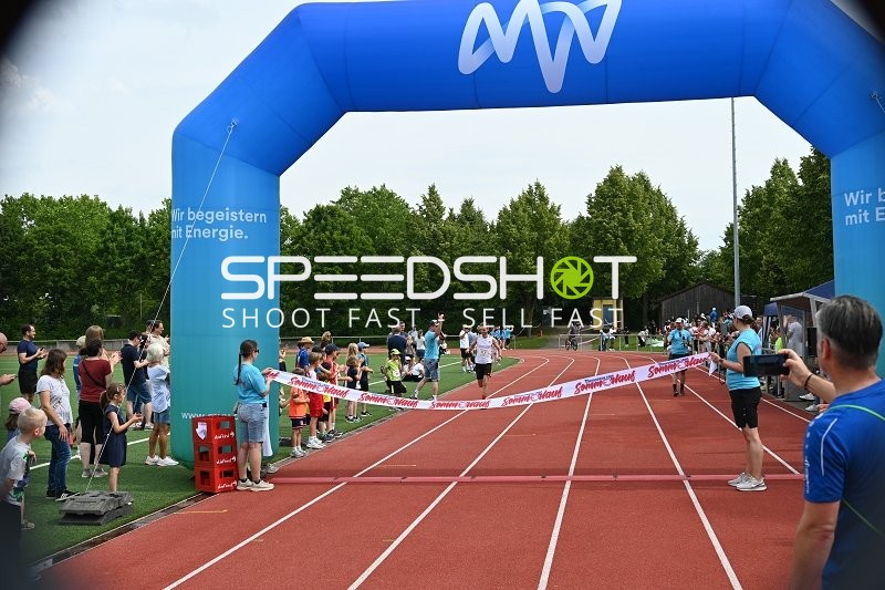 Zieleinlauf beim TVE Sommerlauf Edingen 2025