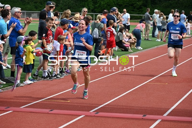 Läuferinnen kurz vor dem Ziel