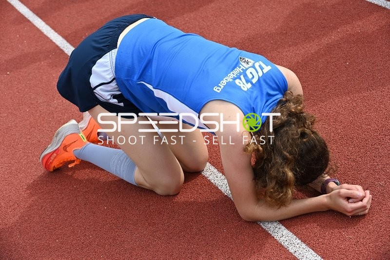 Erschöpfte Athletin auf Laufbahn